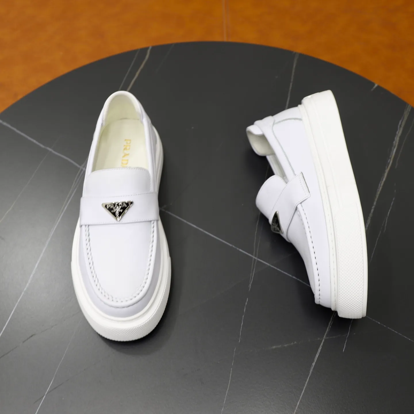 Ex-factory price: 500💰🙅‍♂️🙅‍♂️🙅‍♂️ Brand: PRADA Standard code: Men's code 38-44 (45 can be customized) Grade: Same style as the official website Original order quality Material: Original cowhide surface Comfortable lining Original outsole Style category: Men's fashionable casual leather shoes Distinguished big-name luxury elements Top luxury Color: Color of the actual picture